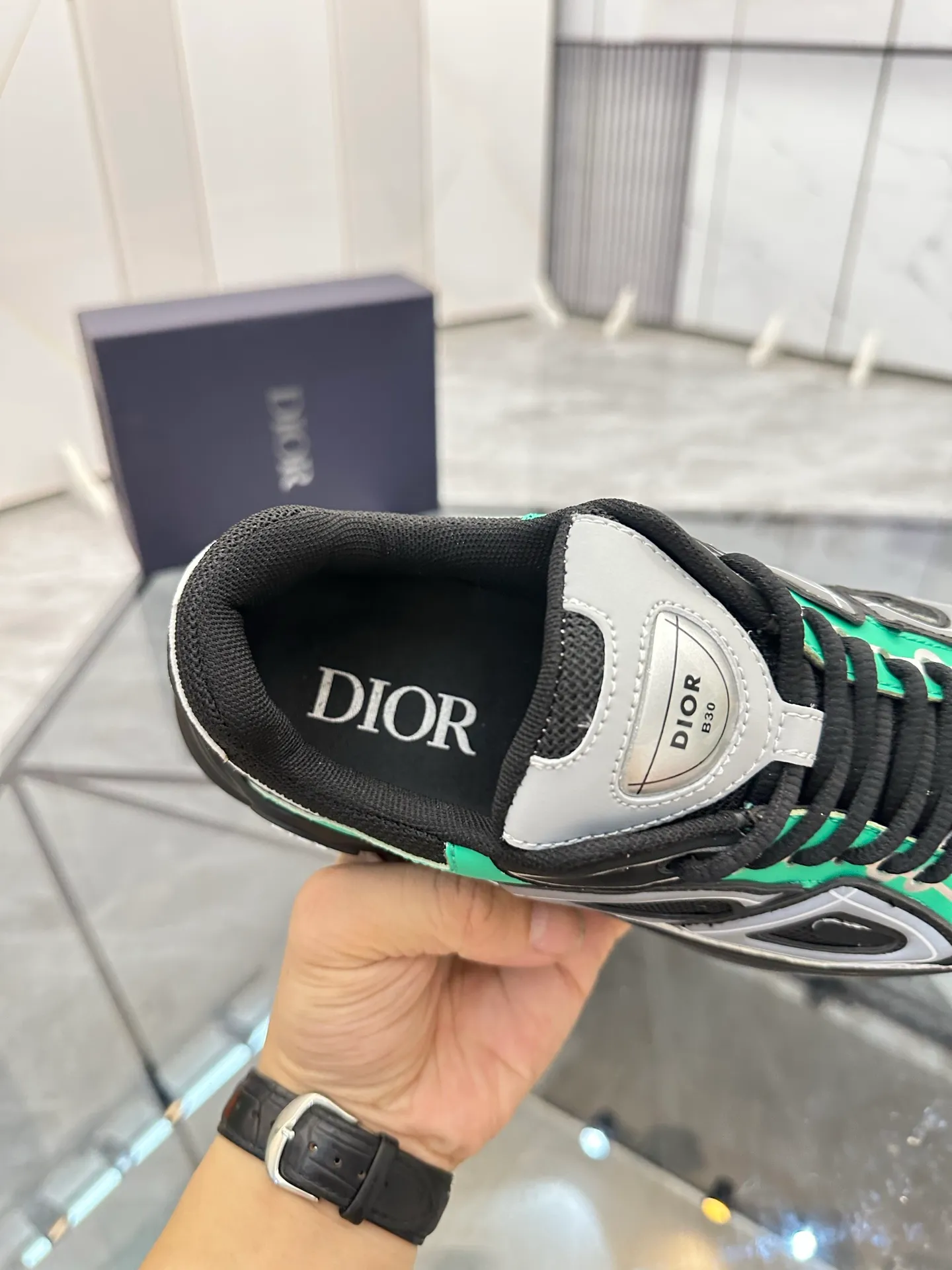 Men's shoes: 💰P400¥ Available in Guangzhou Product trademark: Dior* "Dior*" low-top casual shoes Regular size: 35-46 (can be customized to 47) Couple style Product materials: Upper imported cowhide stitched with original fabric, breathable lining, ultra-light foam original outsole. No.: 007